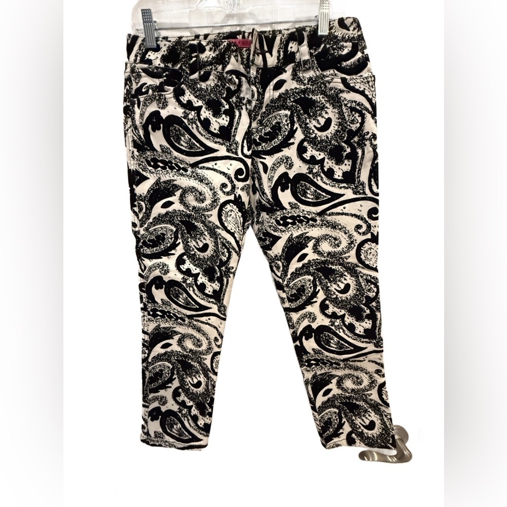 Alice + Olivia Black and black and white flocked ankle pants. Size 6/8